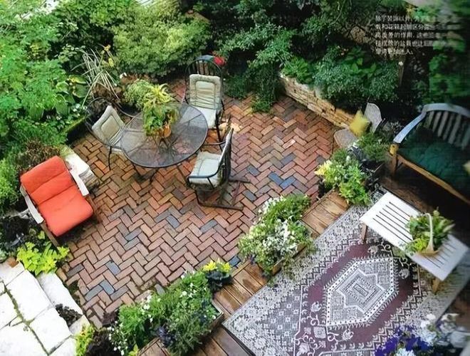别墅庭院、屋顶花园户外休闲区域采用木平台，返璞归真，令人惬意